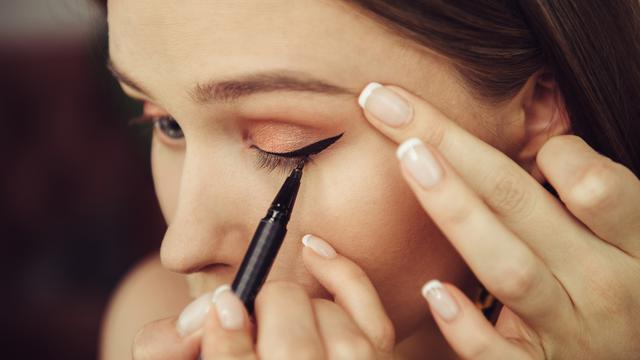 Eyeliner Produk Make up untuk Mempercantik Bagian mata